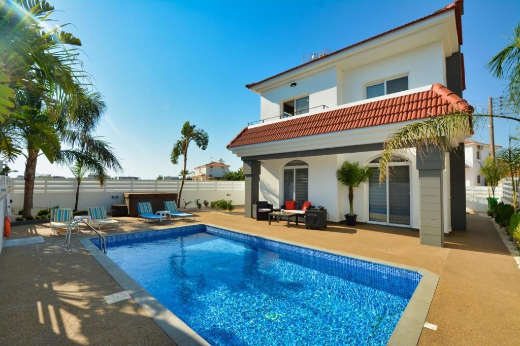 Villa Mario - 2Min Walk From Kapparis Beach Paralímni Kültér fotó